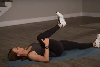 સિંગલ ની ટુ ચેસ્ટ (Single Knee to Chest) - એક પગ છાતીએ અડાડવાની કસરત